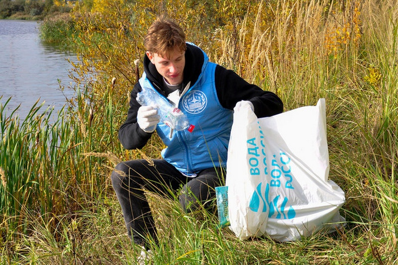 15 апреля состоится. Волонтеры на берегу реки. Экология России. Волонтеры Подмосковья. Акция вода России.