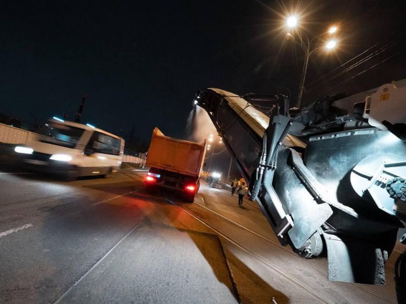 Дорожные рабочие ремонтируют Волковское шоссе по ночам Новости Мытищи 