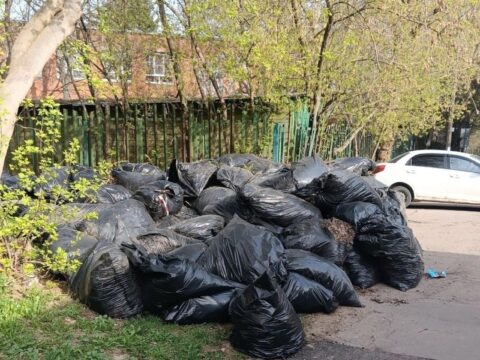 По просьбам жителей на улице Матросова убрали гору мусорных мешков Новости Мытищи 