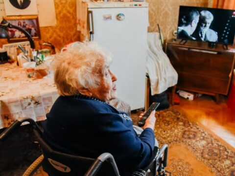 «Будем смотреть Парад Победы»: в Мытищах благотворители подарили ветерану телевизор Новости Мытищи 